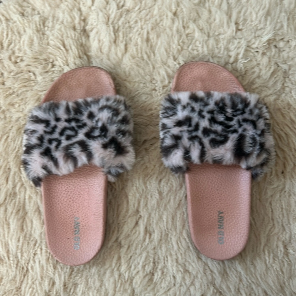 Pink Fuzzy Leopard Print Slides